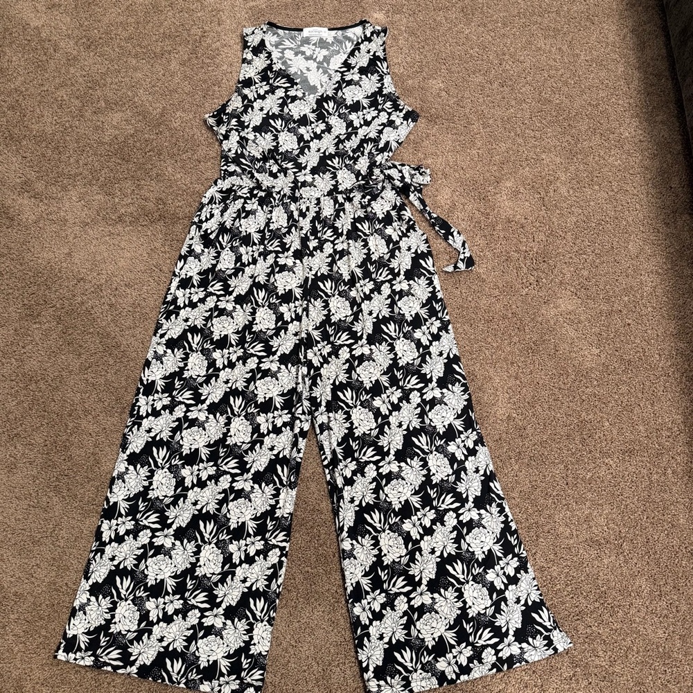 Kaileigh Knit Cropped Jumpsuit, w/ pockets. Women’s Large, Black & White Floral - Picture 3 of 12